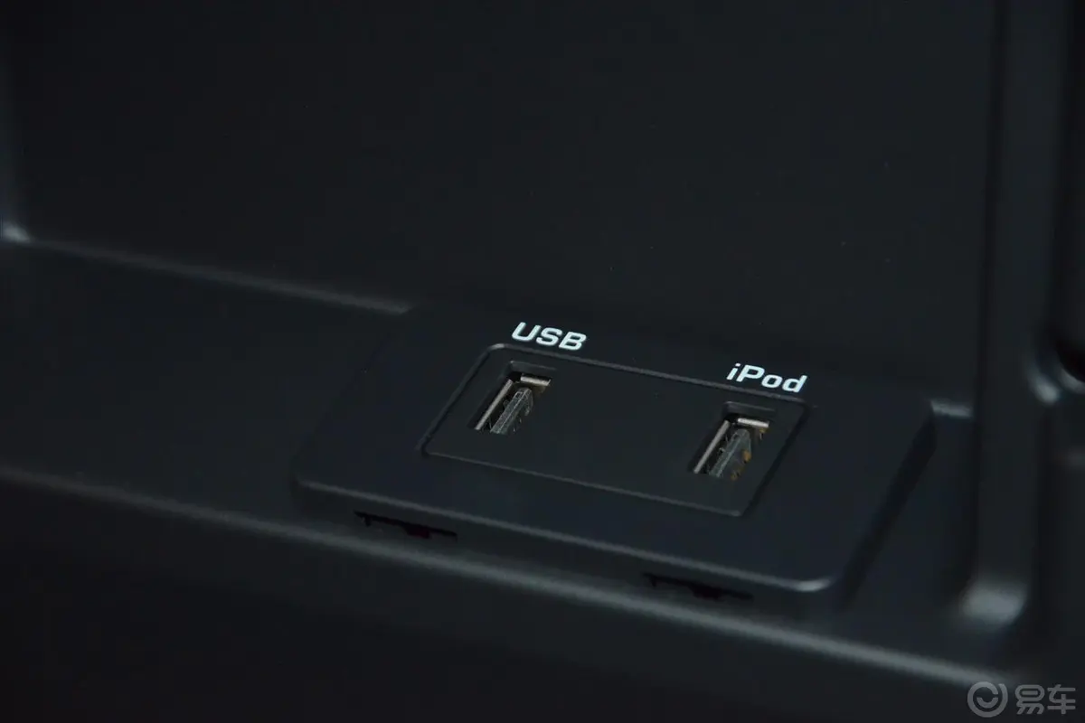 发现第四代 5.0 V8尊黑限量版USB接口