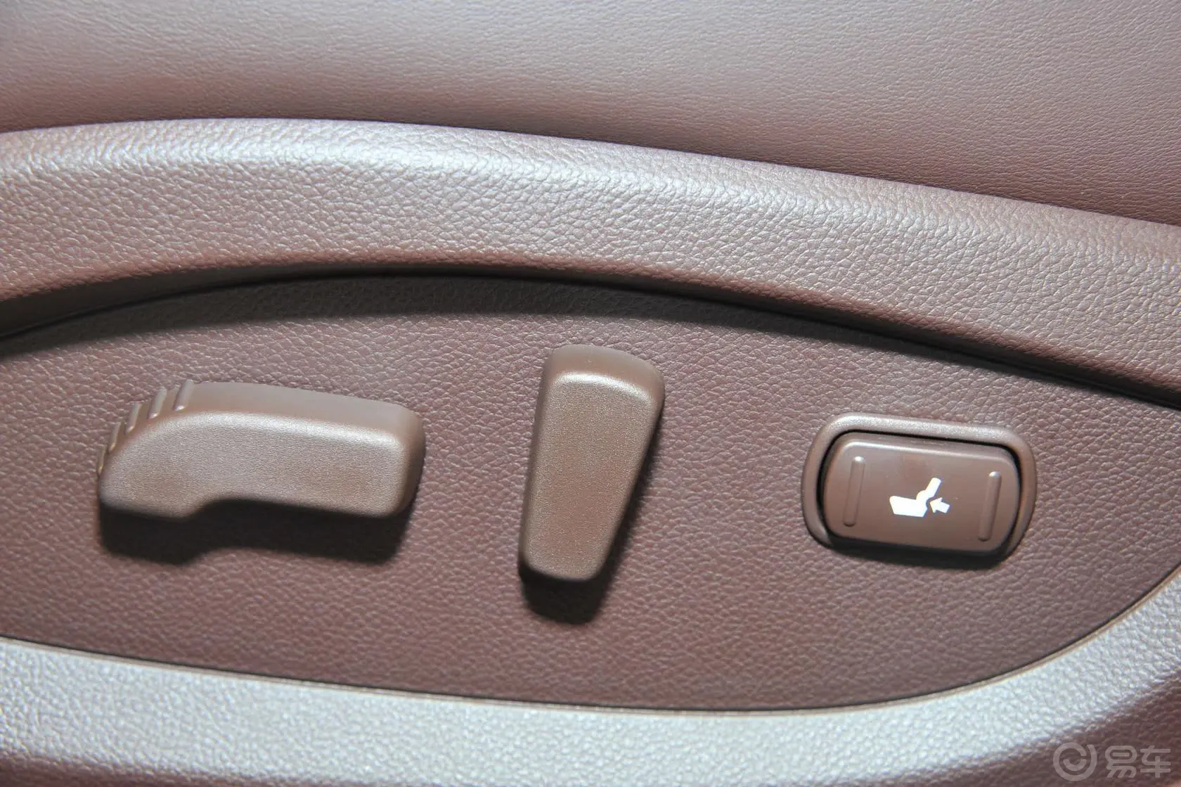英菲尼迪QX50(进口)2.5L 自动 四驱 优雅版座椅调节键