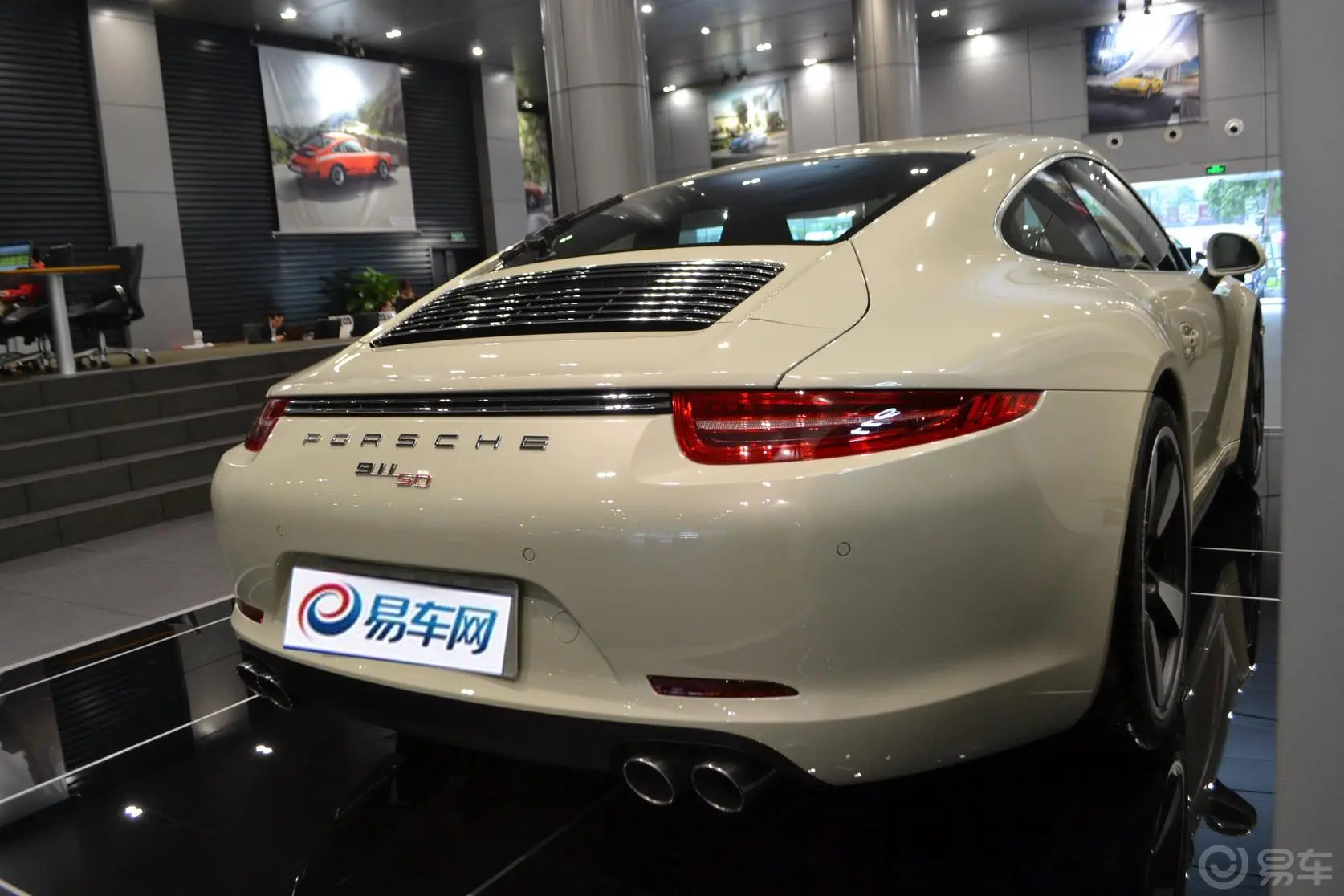 保时捷9113.8L 50 Years Edition侧后45度车头向右水平