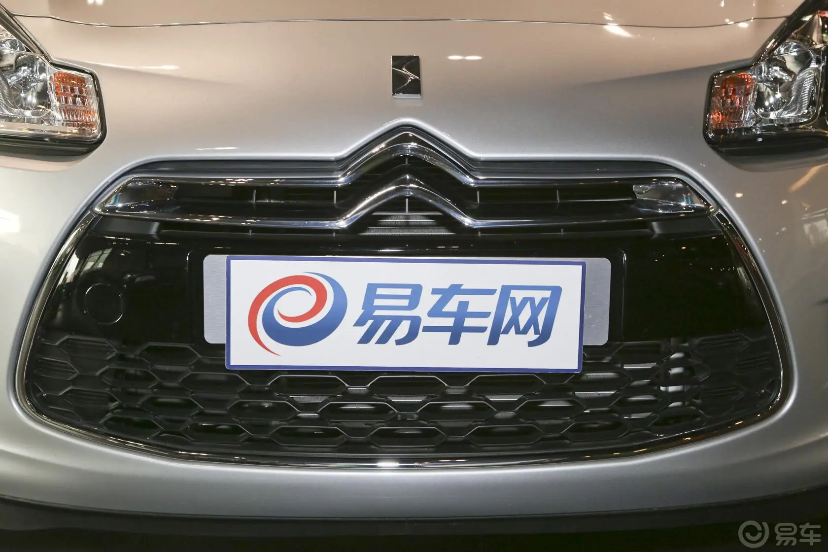 DS 31.6L 手自一体 风尚敞篷版前格栅侧俯拍