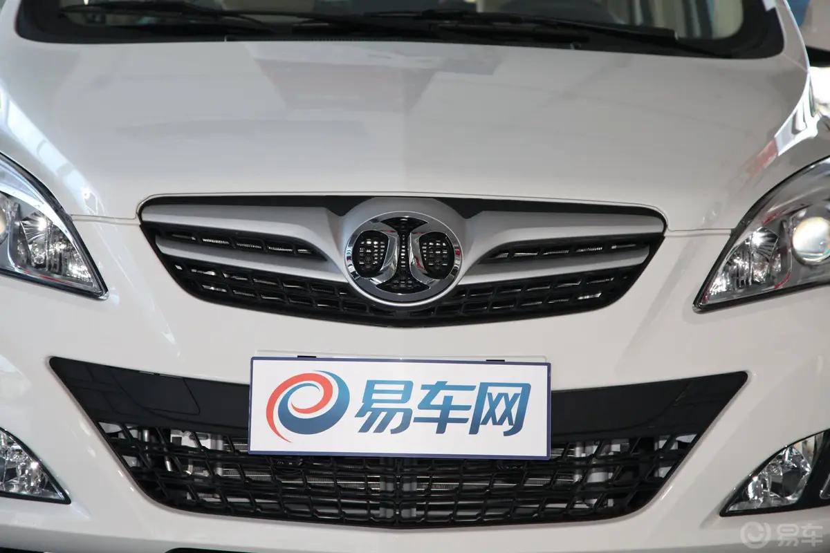 北京汽车E系列两厢 1.5L 乐尚自动版前格栅侧俯拍
