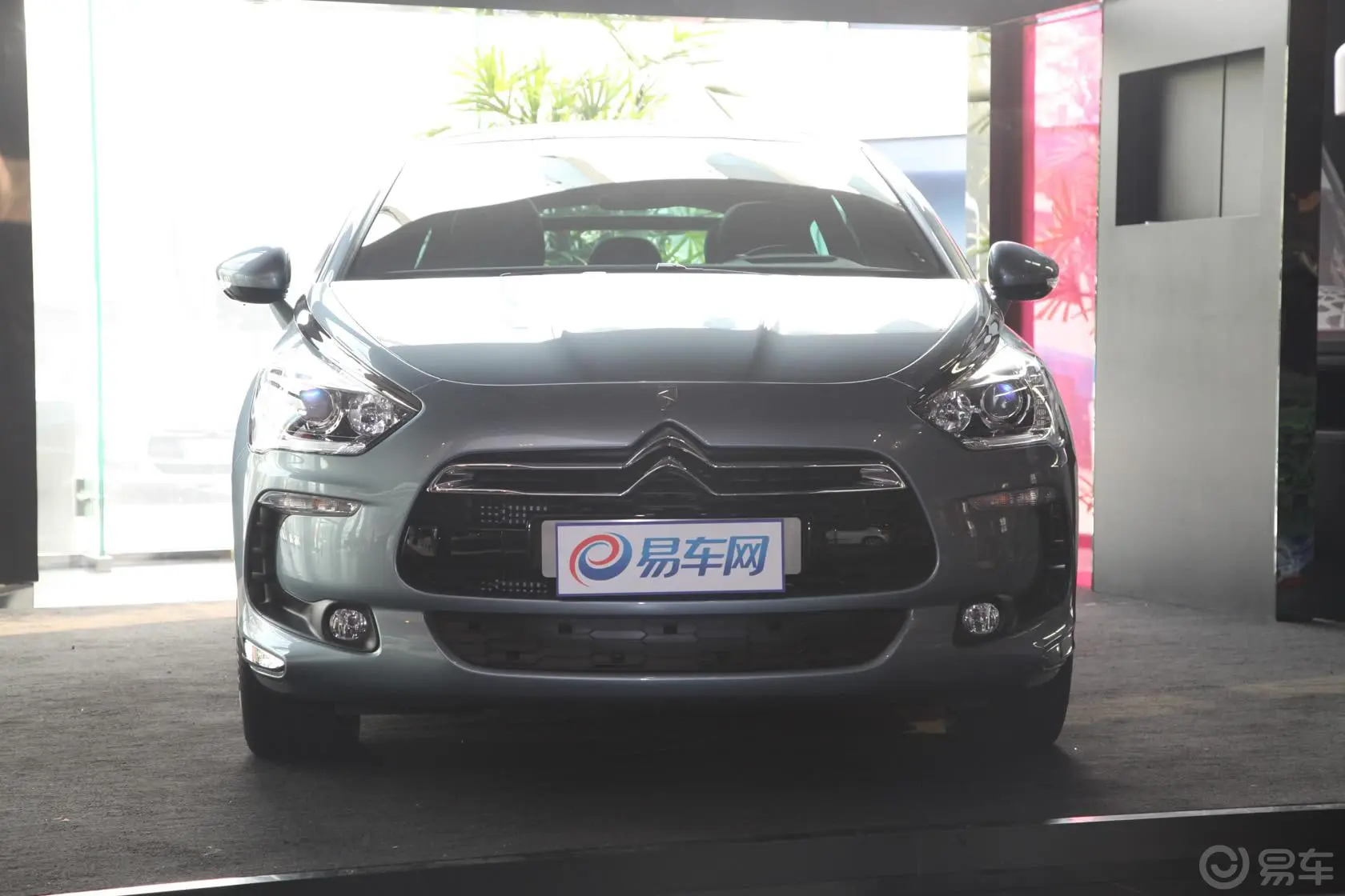 DS 5(进口)1.6T 手自一体 尊享版正前水平