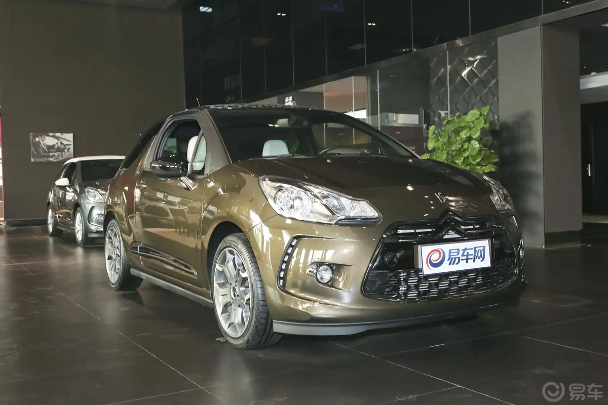 DS 31.6L 手自一体 至尊敞篷版侧前45度车头向右水平