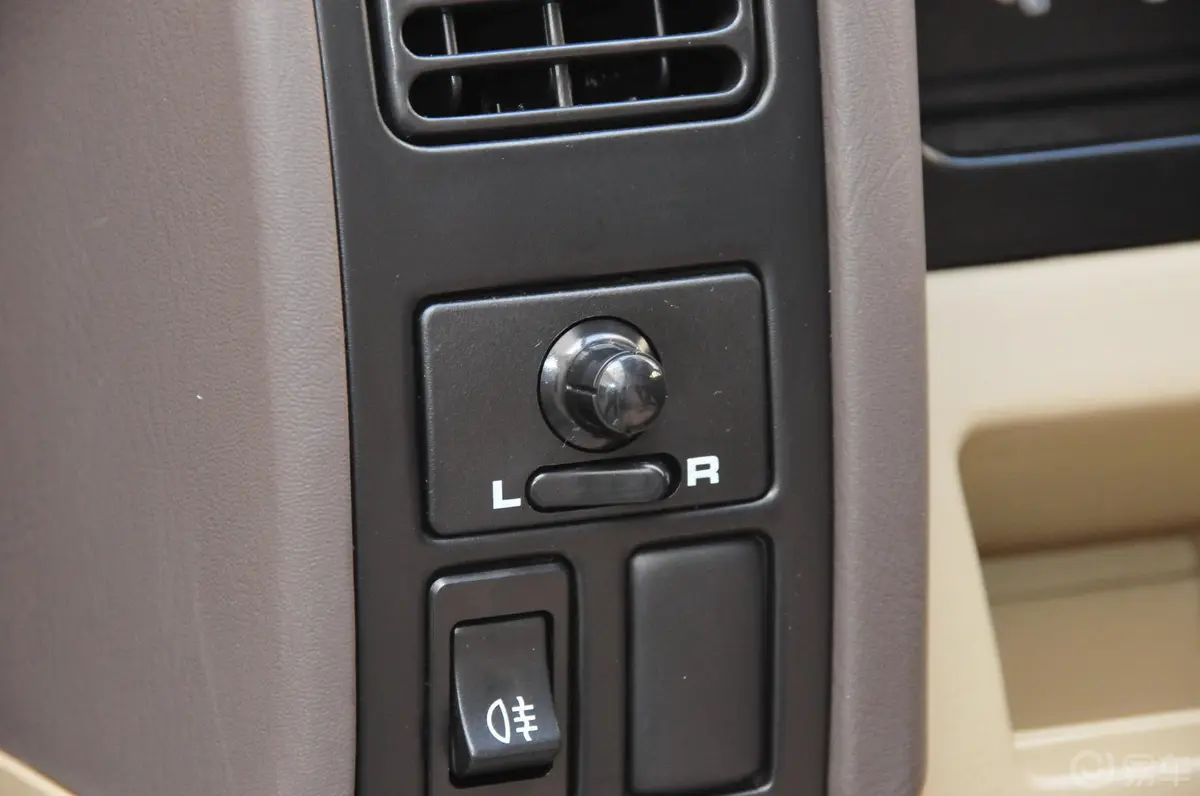锐骐2WD ZD30柴油标准版 国III外后视镜控制键