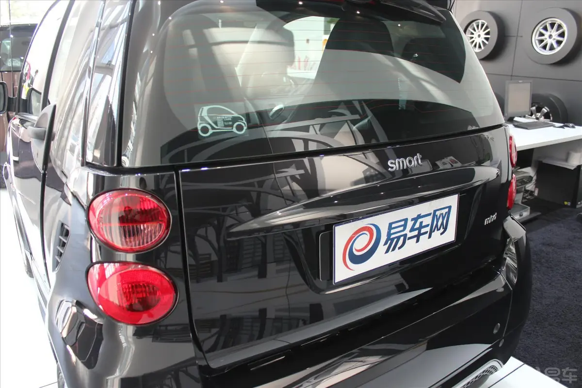 smart fortwo1.0L MHD 硬顶激情版正后水平