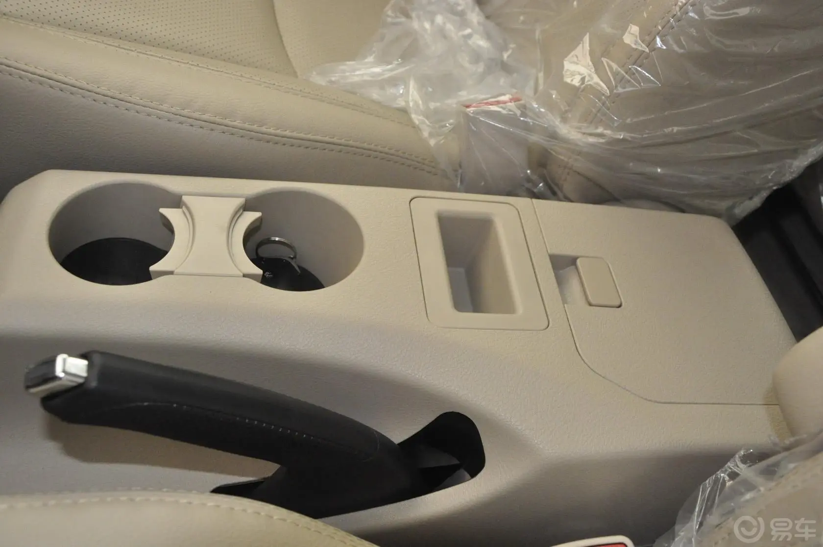 比亚迪S62.4L 自动 尊享型 白金版前排中央扶手箱