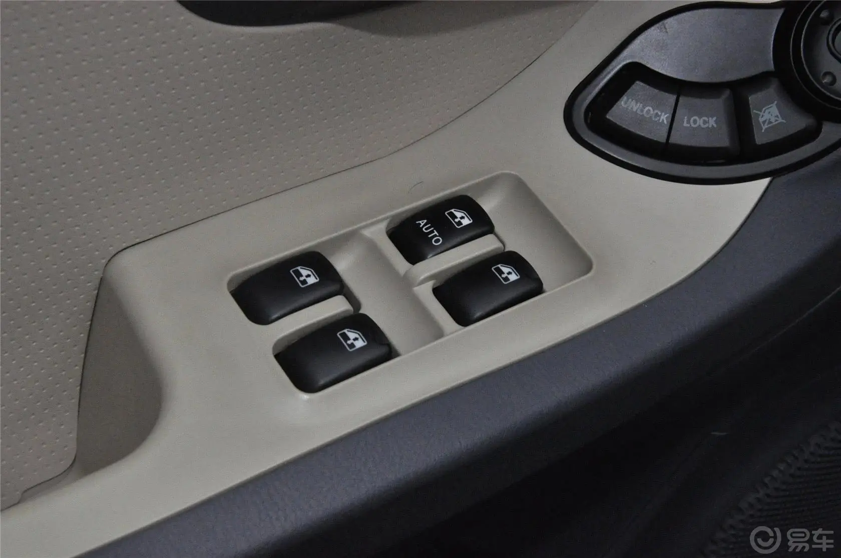 经典圣达菲1.8T 自动 两驱 天窗版车窗升降键