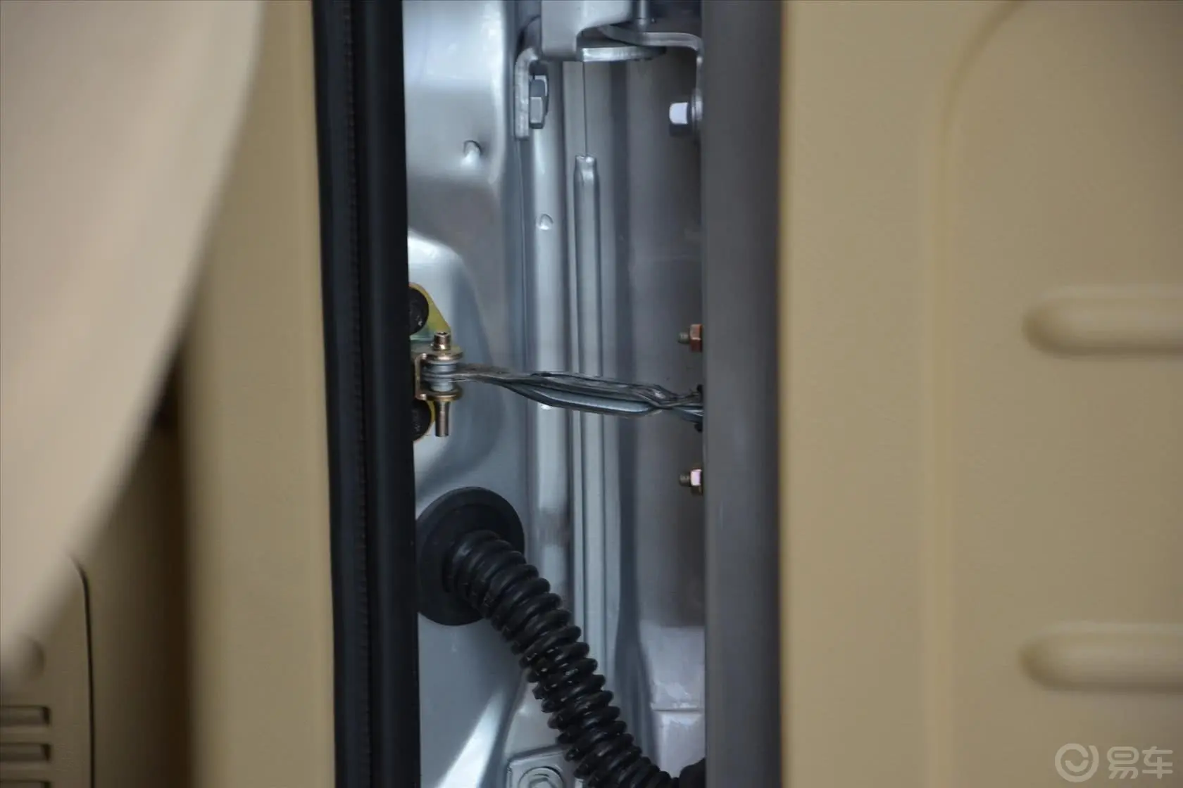 瑞虎精英版 1.6L 手动 DVVT 豪华型行李厢支撑杆