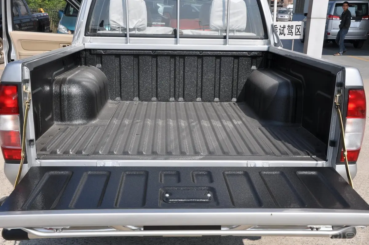 锐骐2WD ZD25TCI柴油豪华版 国IV+OBD行李箱空间