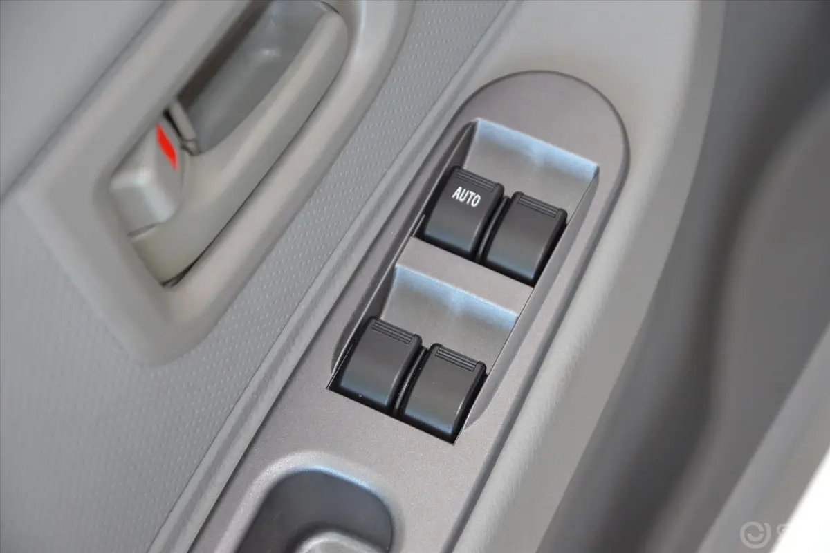夏利N51.3L 手动 豪华型带气囊车窗升降键