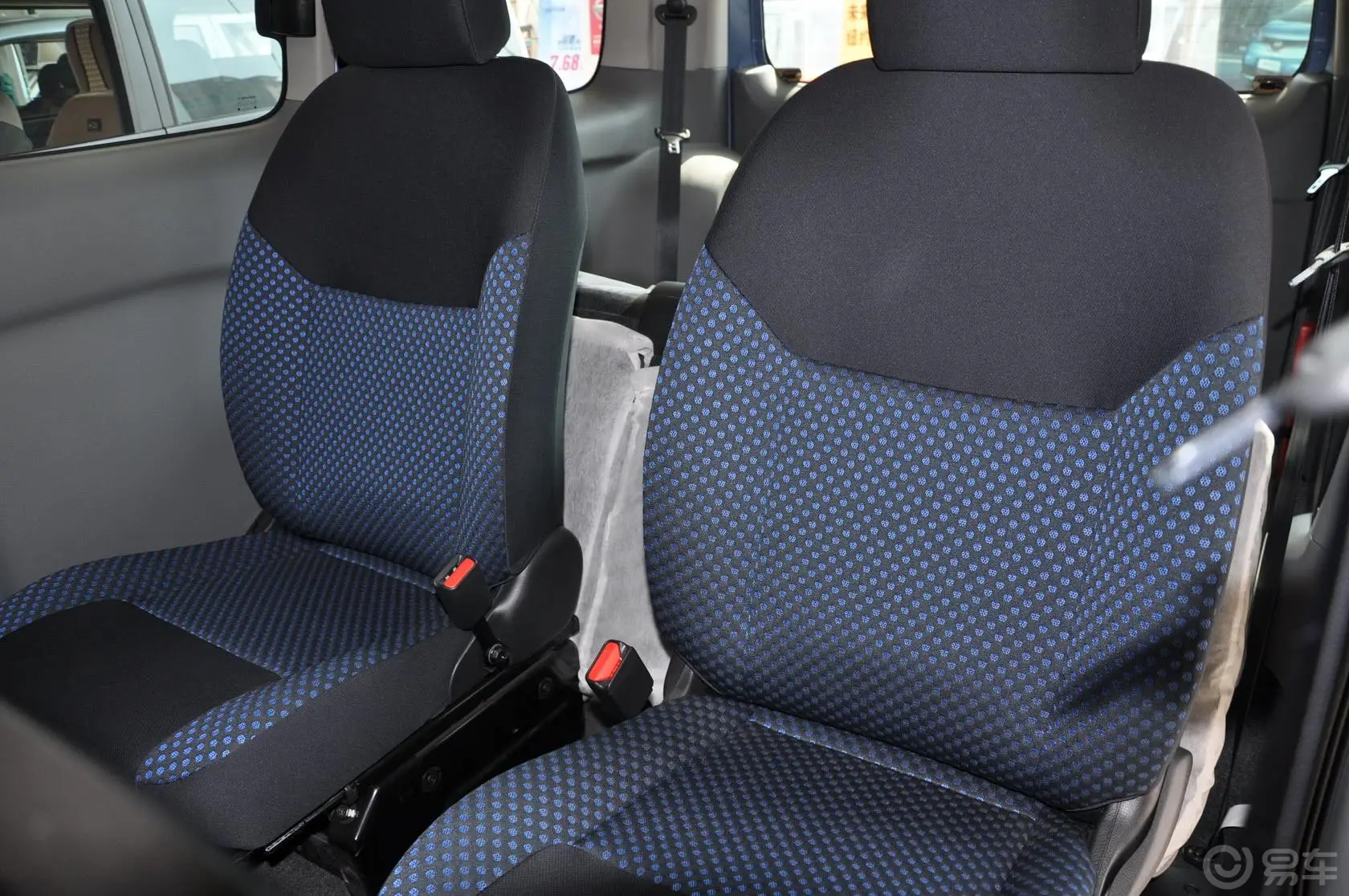日产NV2001.6L 手动 尊贵型 2+3+2 国五后排座椅