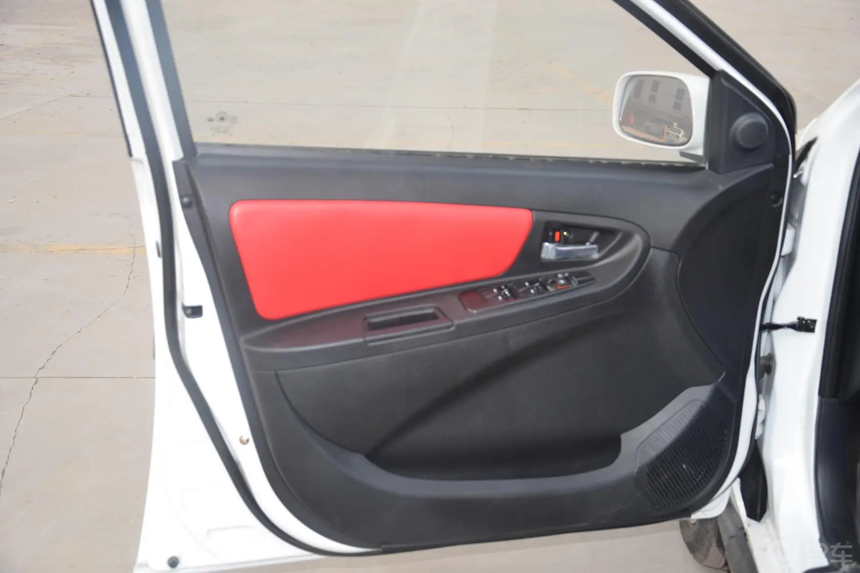 金刚CROSS 1.5 手动 标准型驾驶员侧车门内门板
