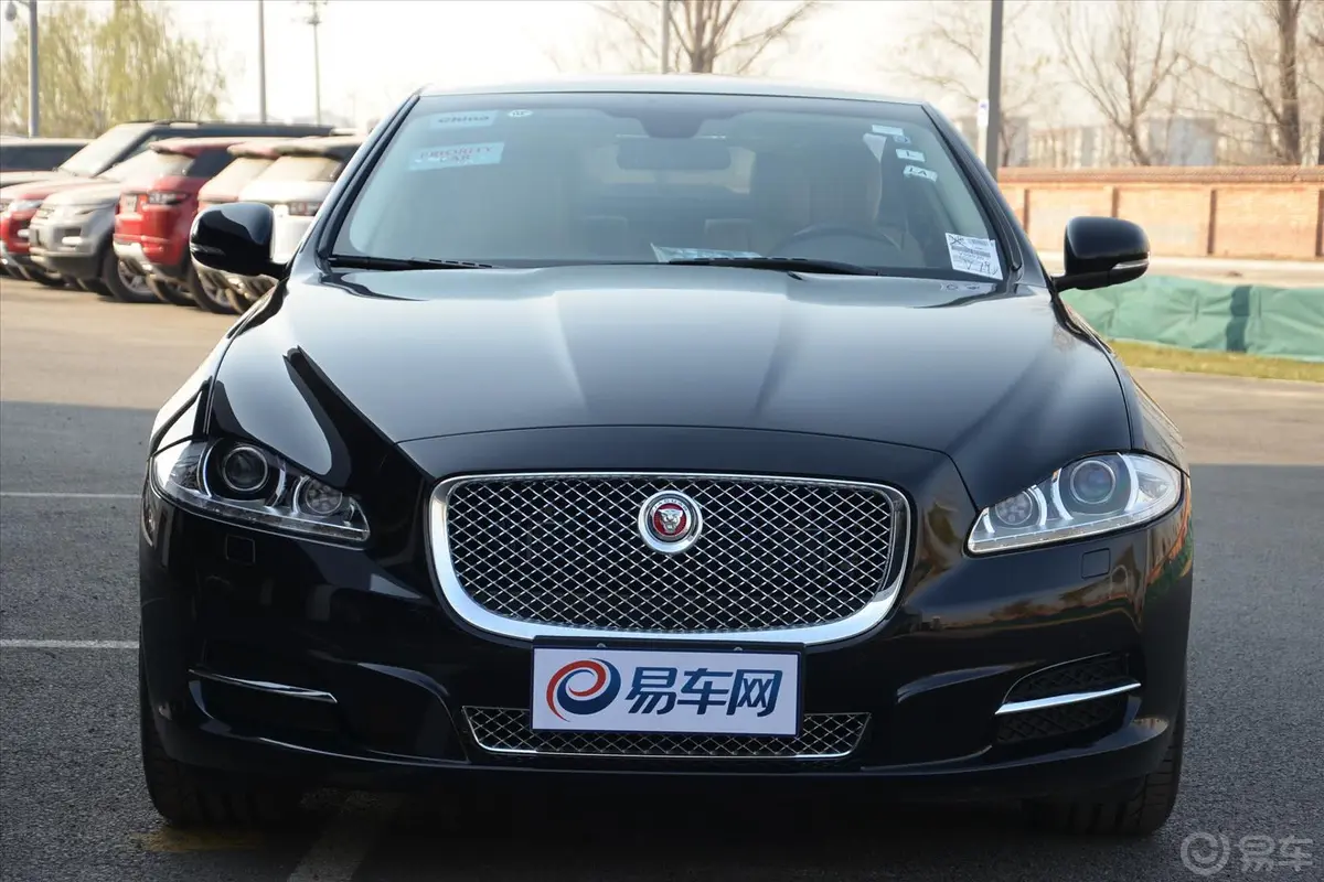 捷豹XJ3.0SC 手自一体 两驱 旗舰商务版正前水平