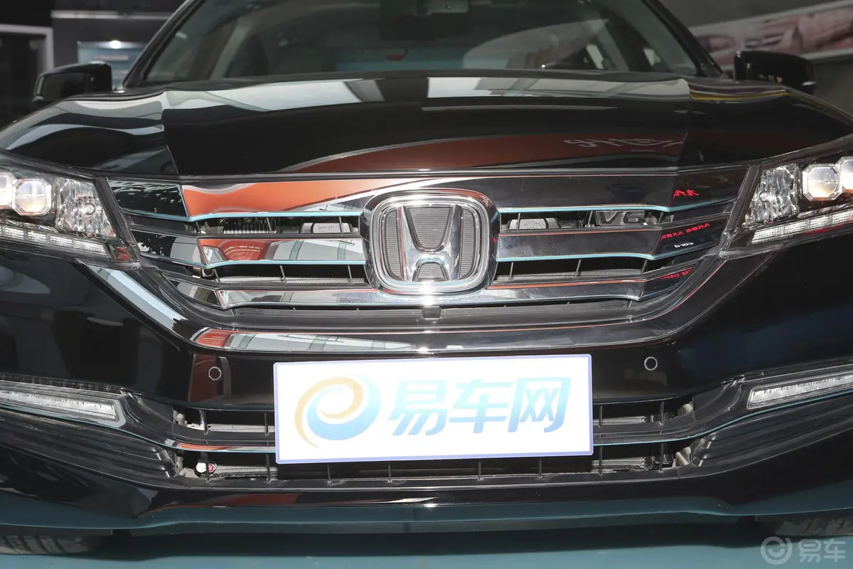 雅阁3.0L VTI 尊贵版外观