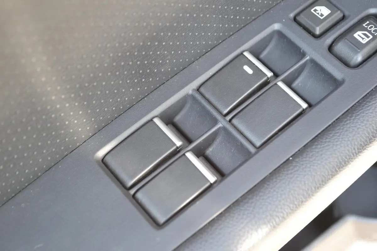 V5菱致Turbo 1.5T CVT 智控型车窗升降键