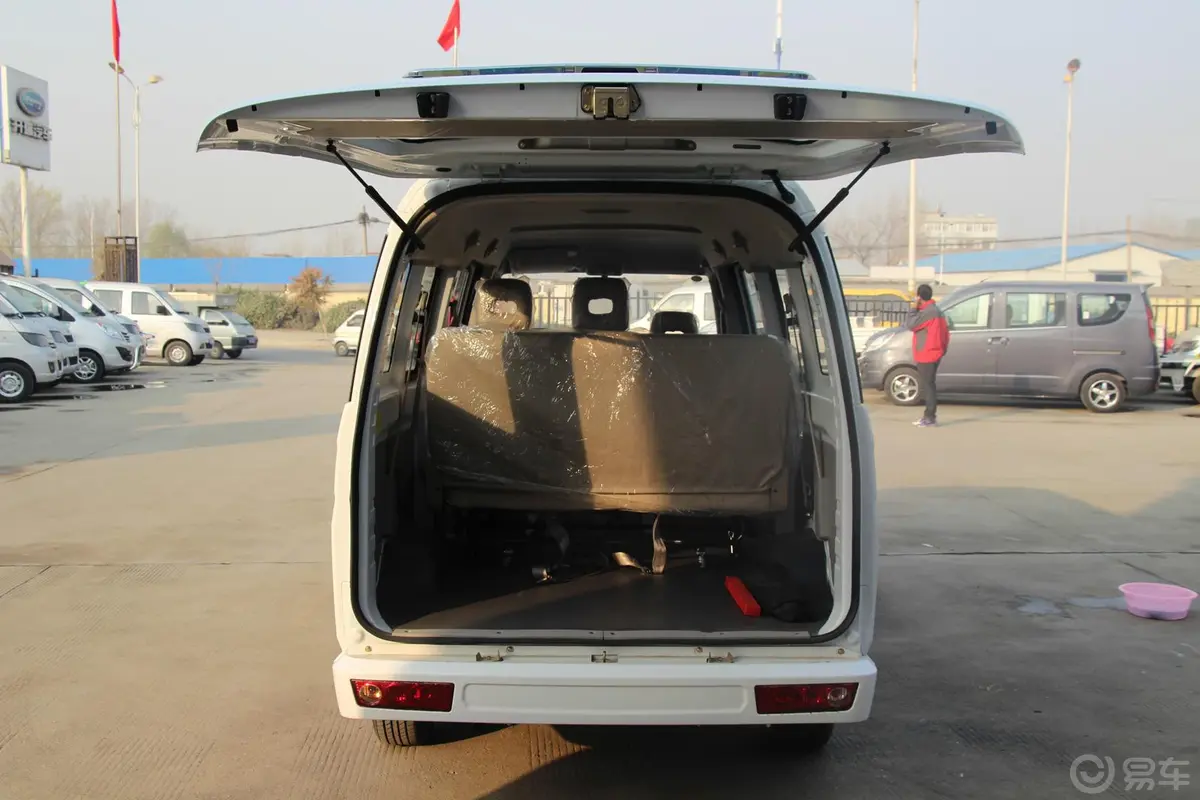优优1.2L 手动 加长版 标准型行李厢开口范围