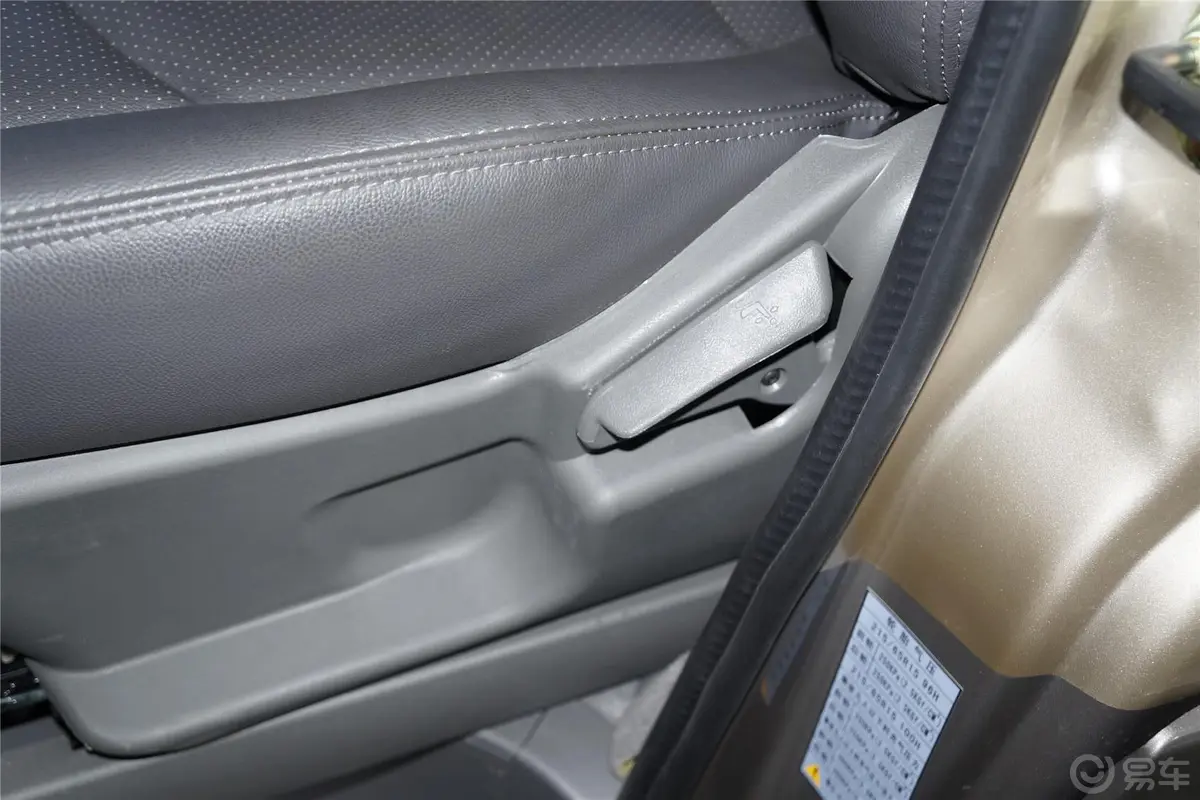 菱智M5-Q3 2.0L 手动 7座长轴豪华型座椅调节键