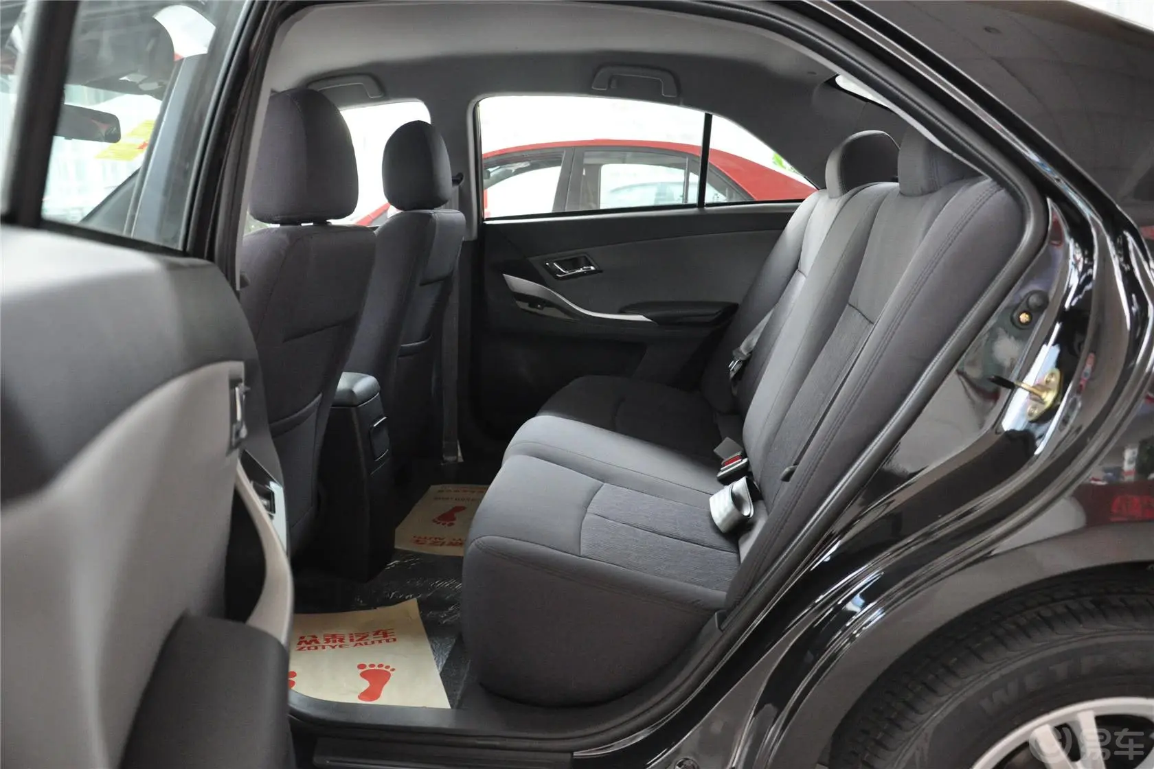 众泰Z3001.5L 驾值版 手动 舒适型后排空间体验