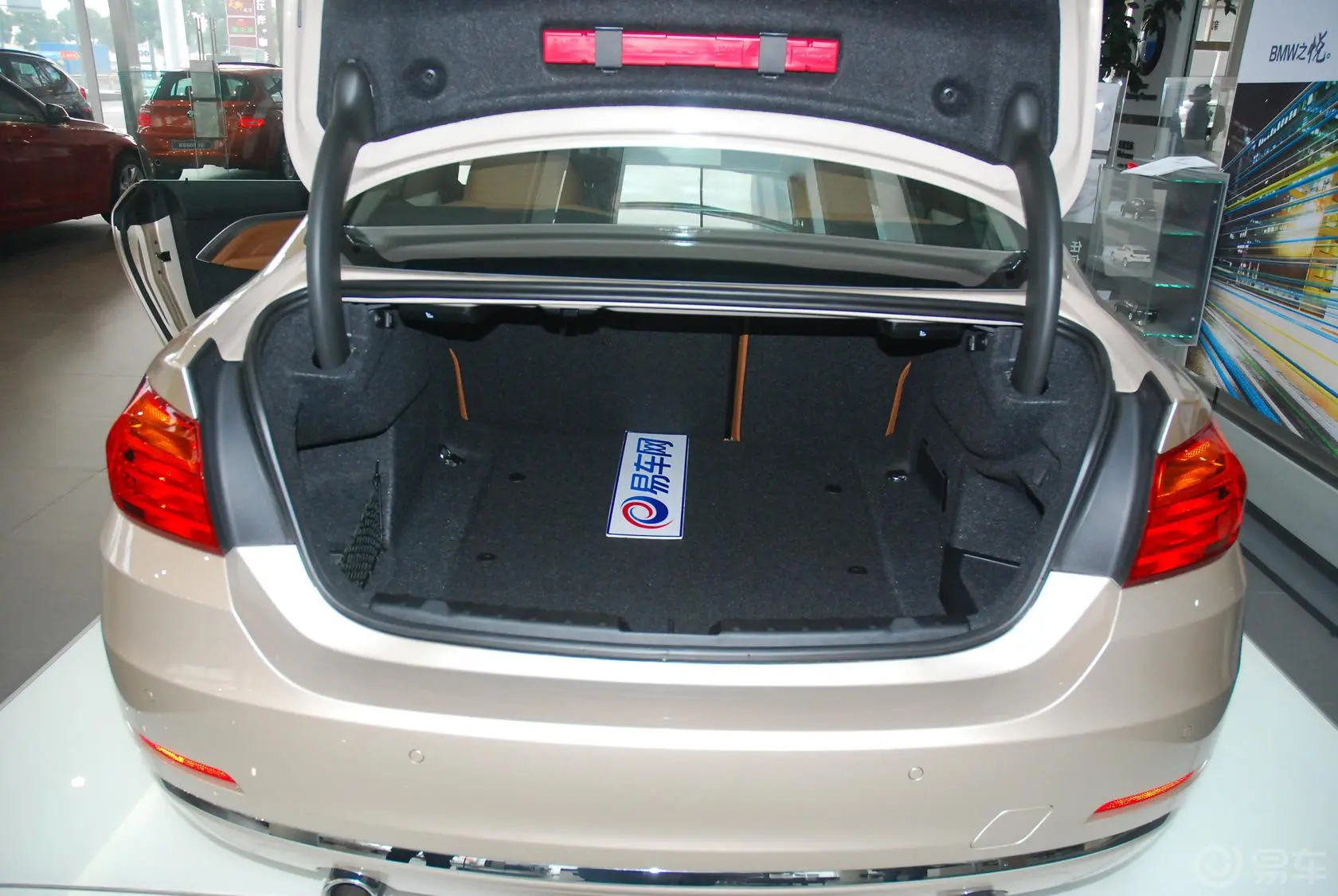宝马4系双门轿跑车 435i 豪华设计套装行李箱空间