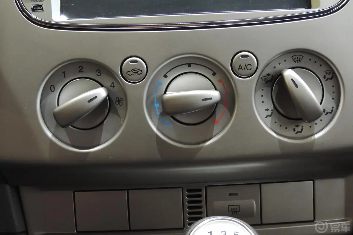 福克斯两厢 经典款 1.8L 手动 基本型空调