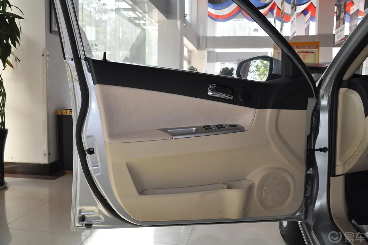 骏捷FSV1.5L 自动 豪华型 新锐版驾驶员侧车门内门板