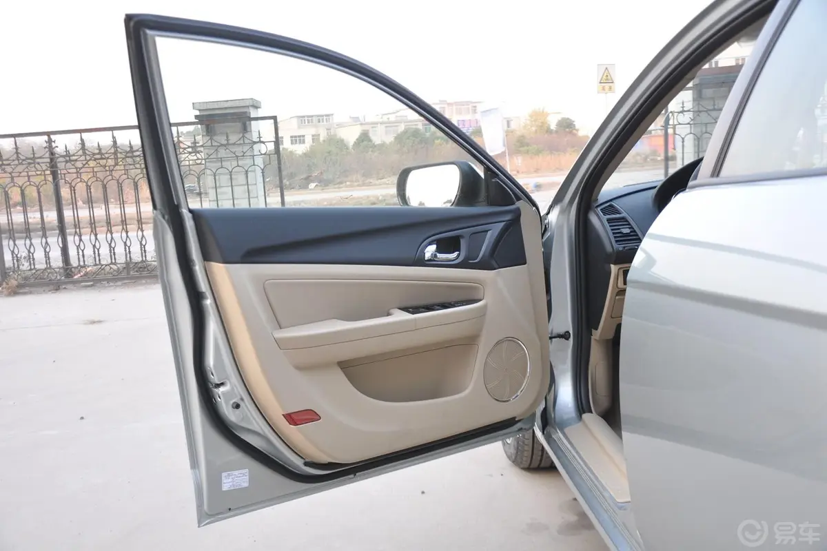 奔腾B501.6L 手动 舒适型驾驶员侧车门内门板