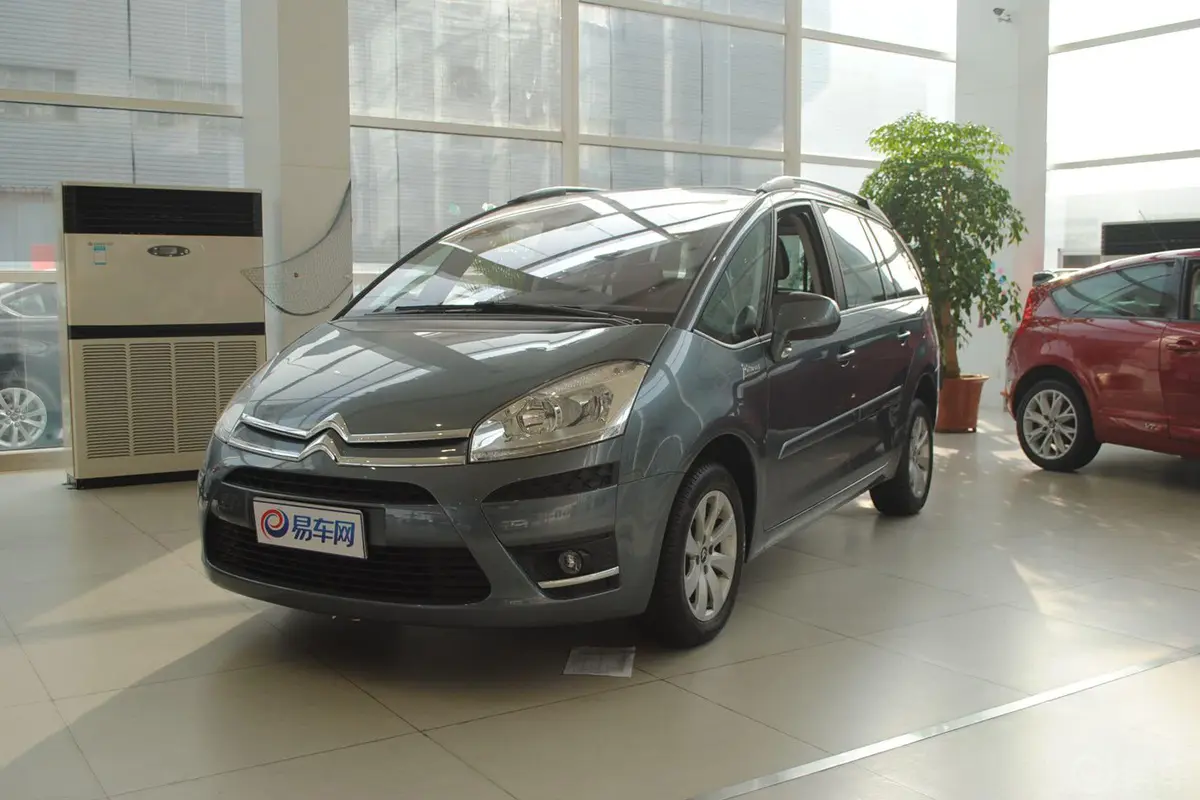 C4 PICASSO2.0i 16V  豪华版 7座侧前45度车头向左水平