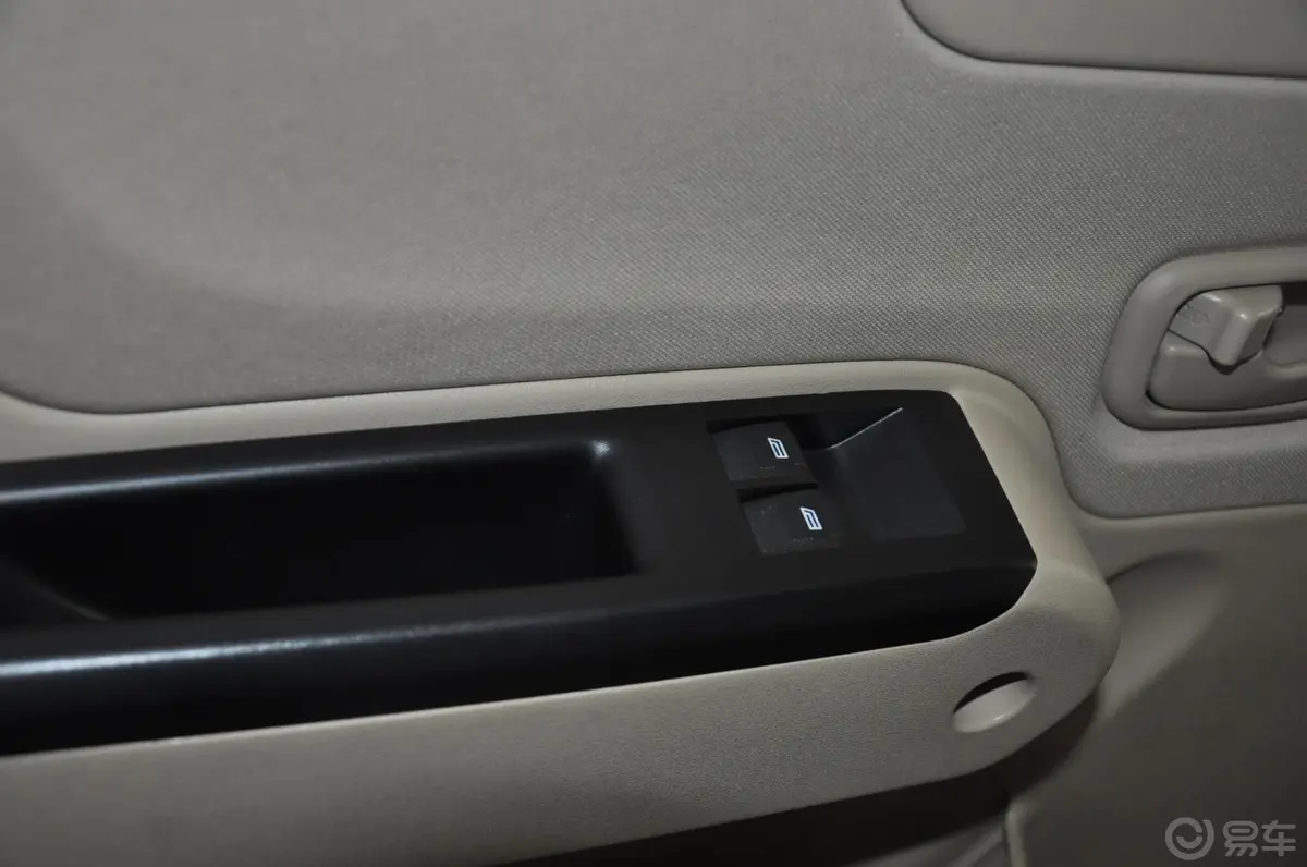 佳宝V80MPV版 1.3L 手动 舒适版车窗升降键