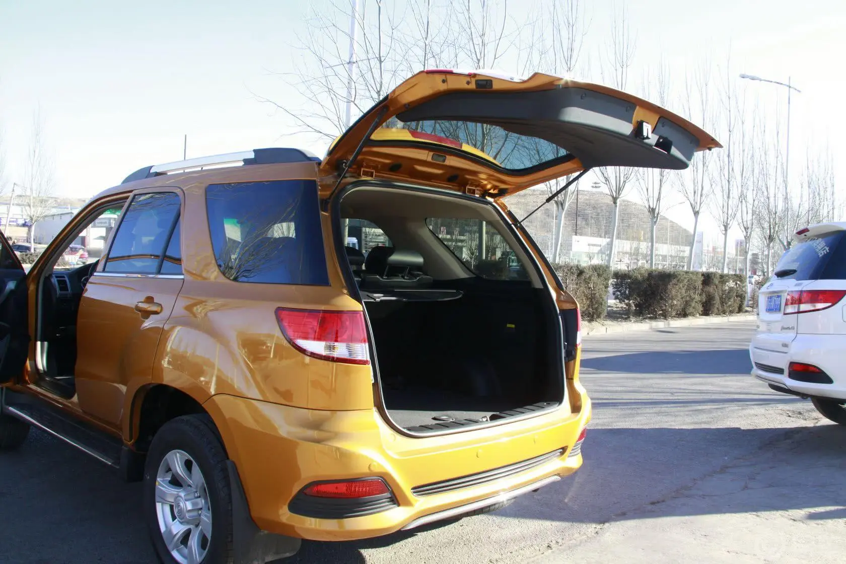 奥轩GX52.4L 自动 四驱 汽油 天窗版行李厢开口范围