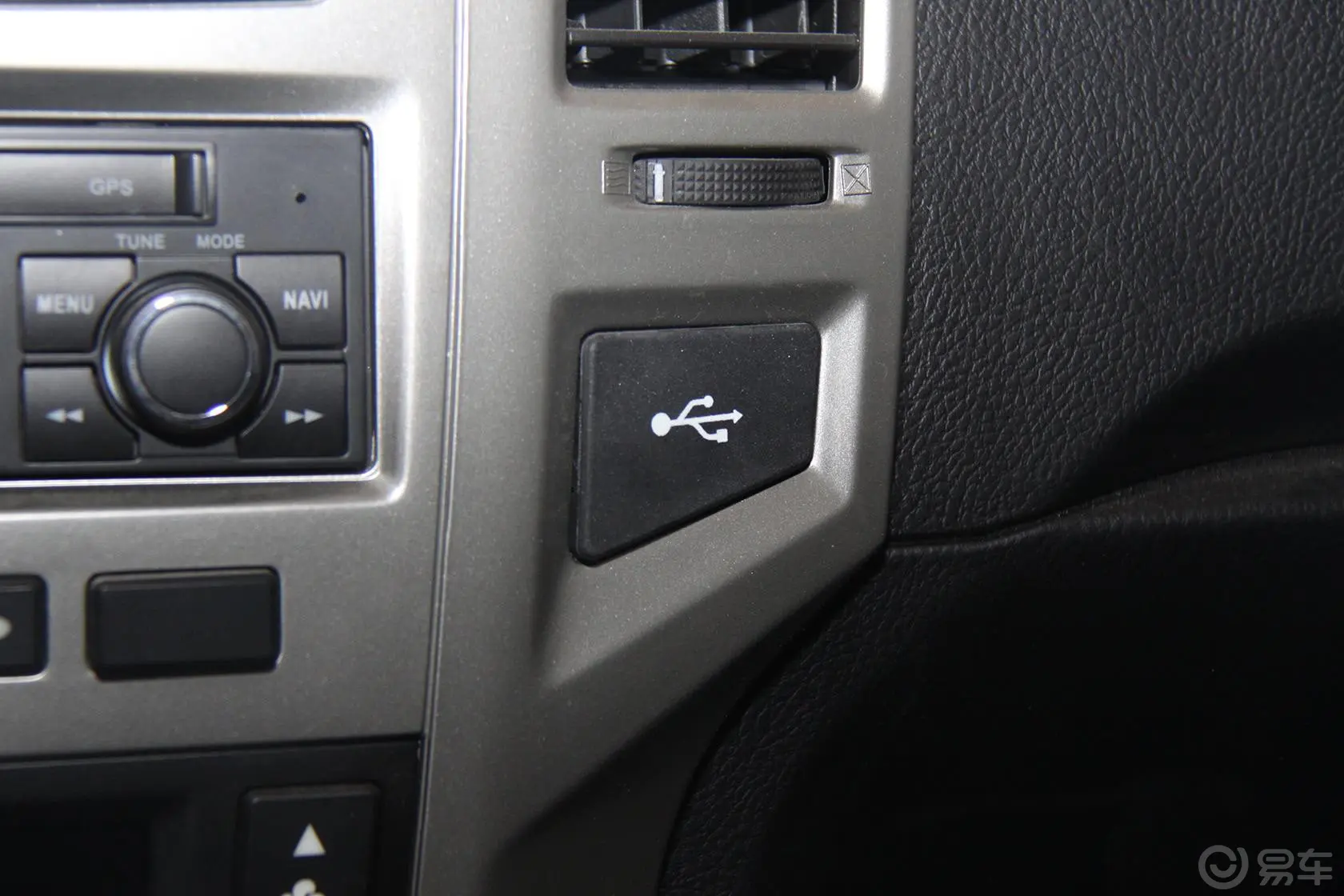 奥轩GX52.4L 自动 四驱 汽油 天窗版USB接口