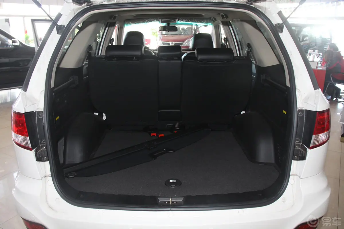 奥轩GX52.4L 自动 四驱 汽油 天窗版行李箱空间
