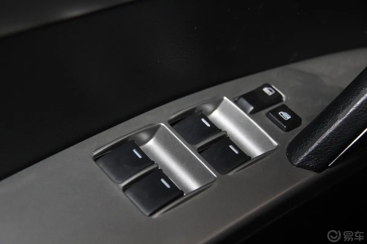 奥轩GX52.0L 手动 两驱 时尚版 汽油前排车顶中央控制区