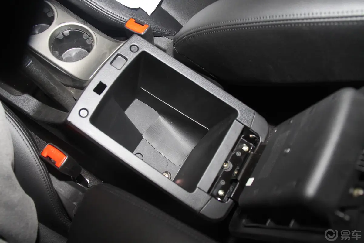 奥轩GX52.0L 手动 两驱 时尚版 汽油前排中央扶手箱空间