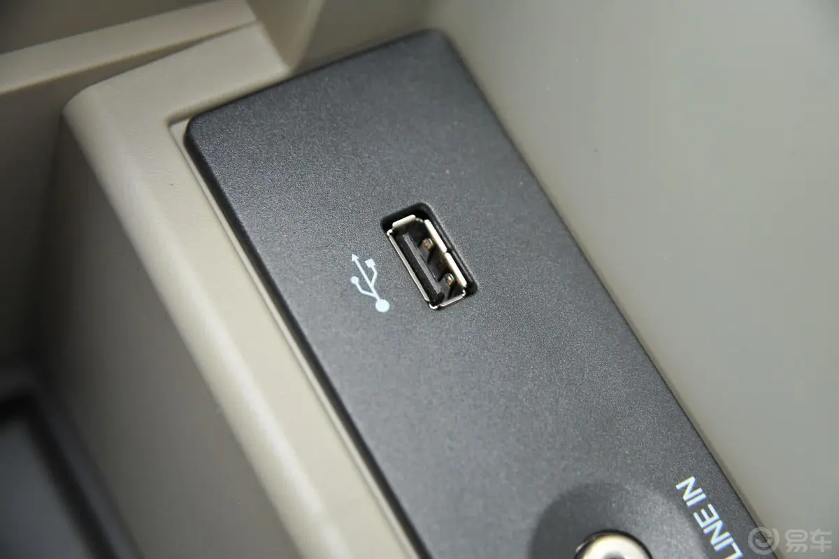 福克斯两厢 1.6L 自动 风尚型USB接口