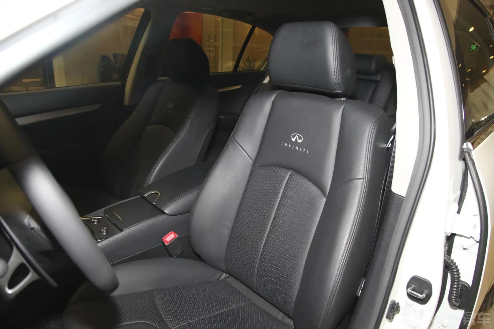 英菲尼迪G系25 Sedan 豪华运动版驾驶员座椅