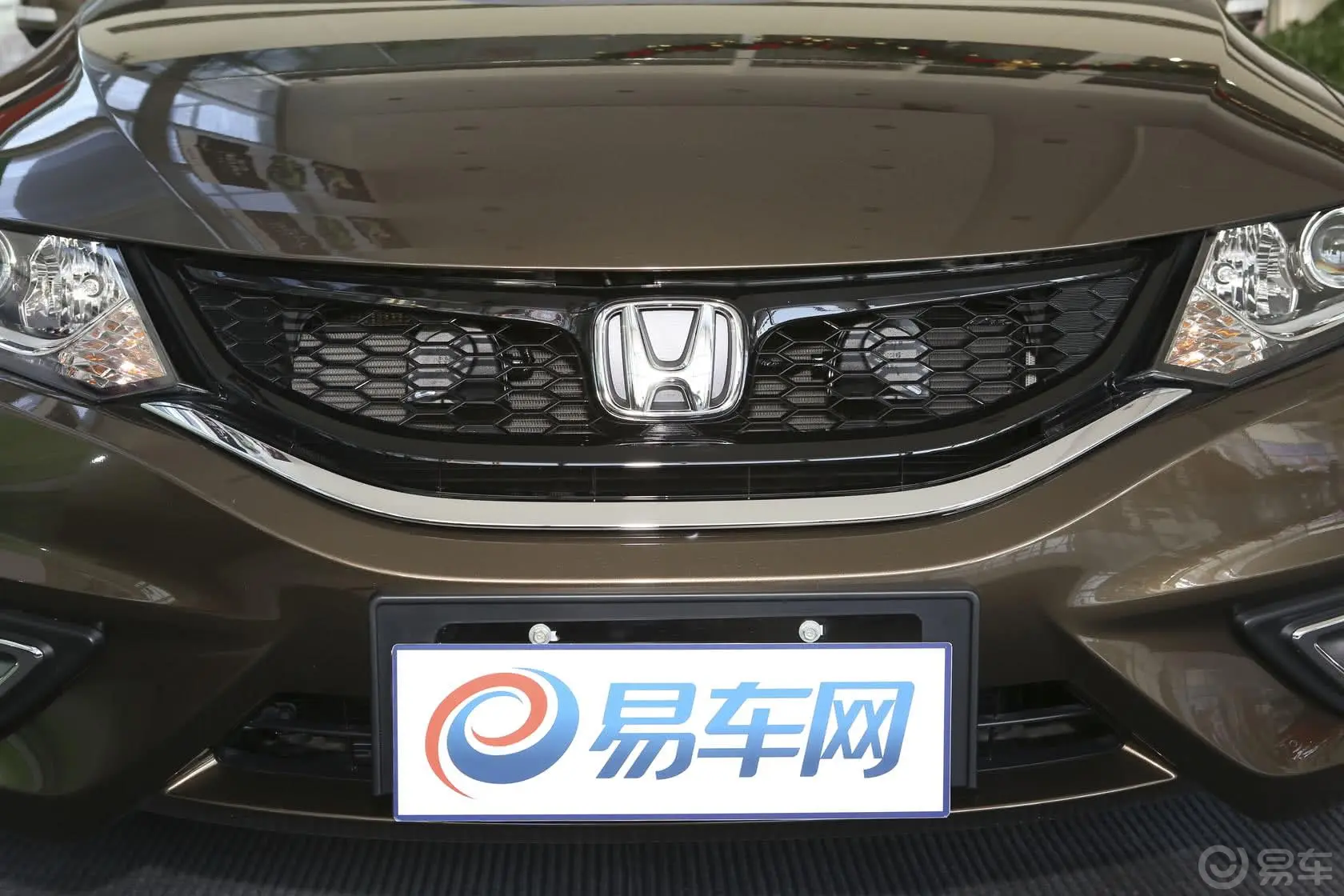 杰德1.8L 5AT 舒适型（五座）前格栅侧俯拍