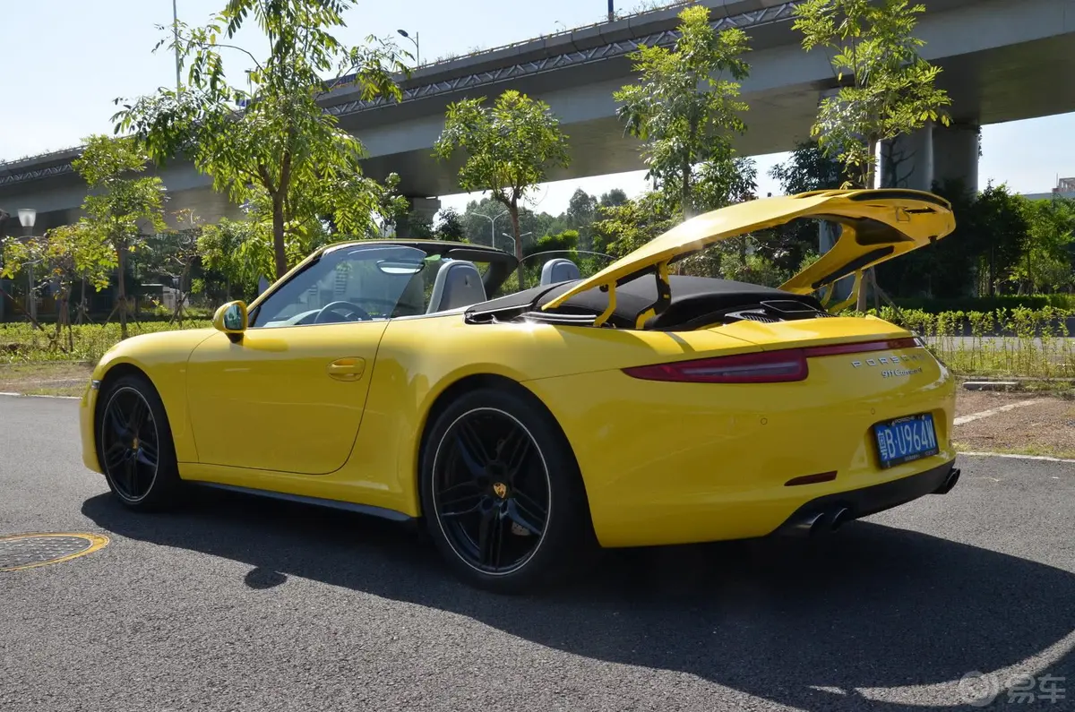 保时捷911Carrera 4 Cabriolet 3.4L发动机盖开启