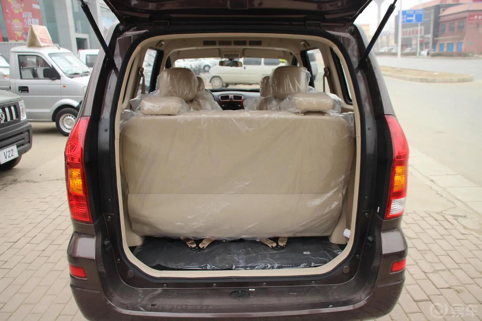 风光330风光系列 1.3L 手动 舒适型行李箱空间