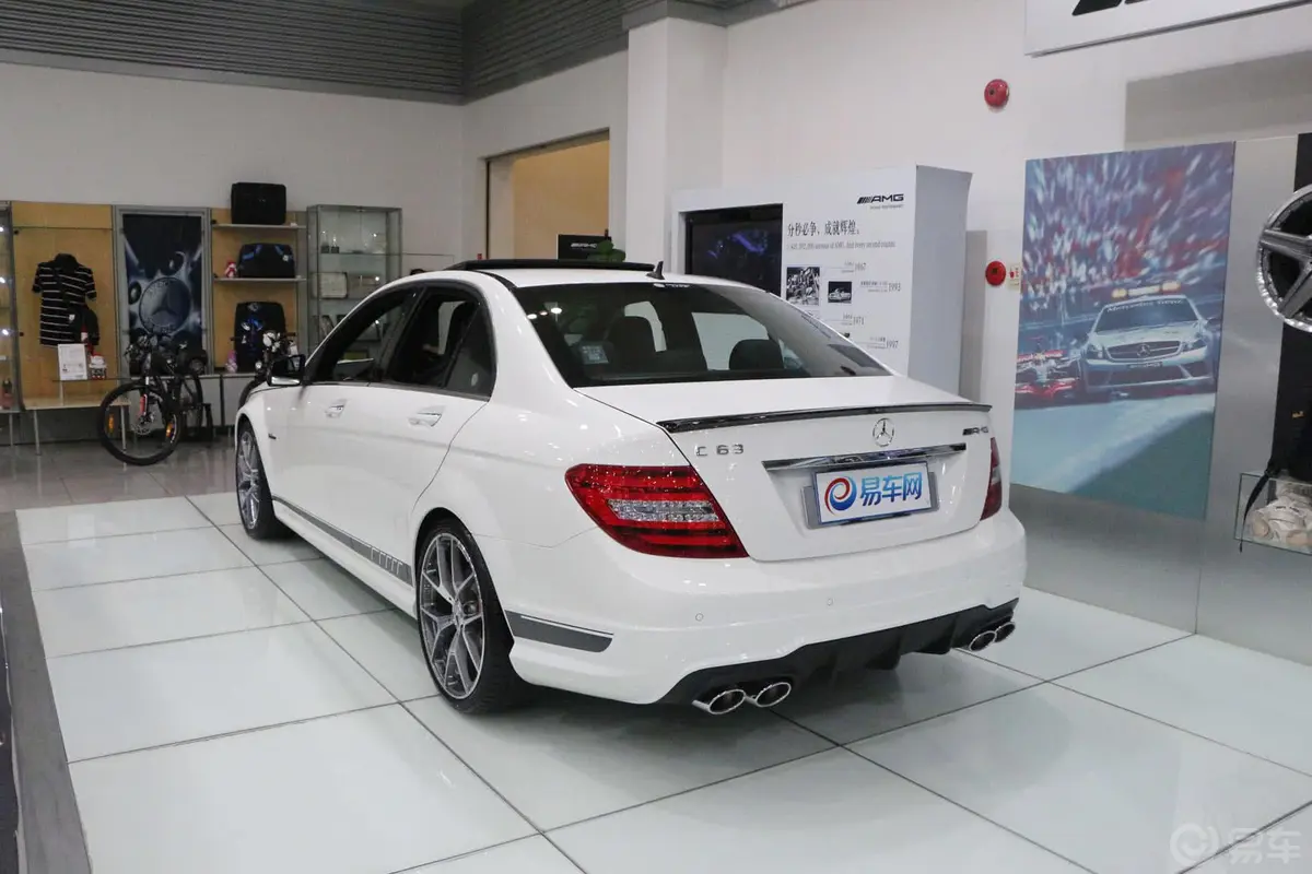 奔驰C级 AMGC 63 AMG Edition 507侧后45度车头向左水平