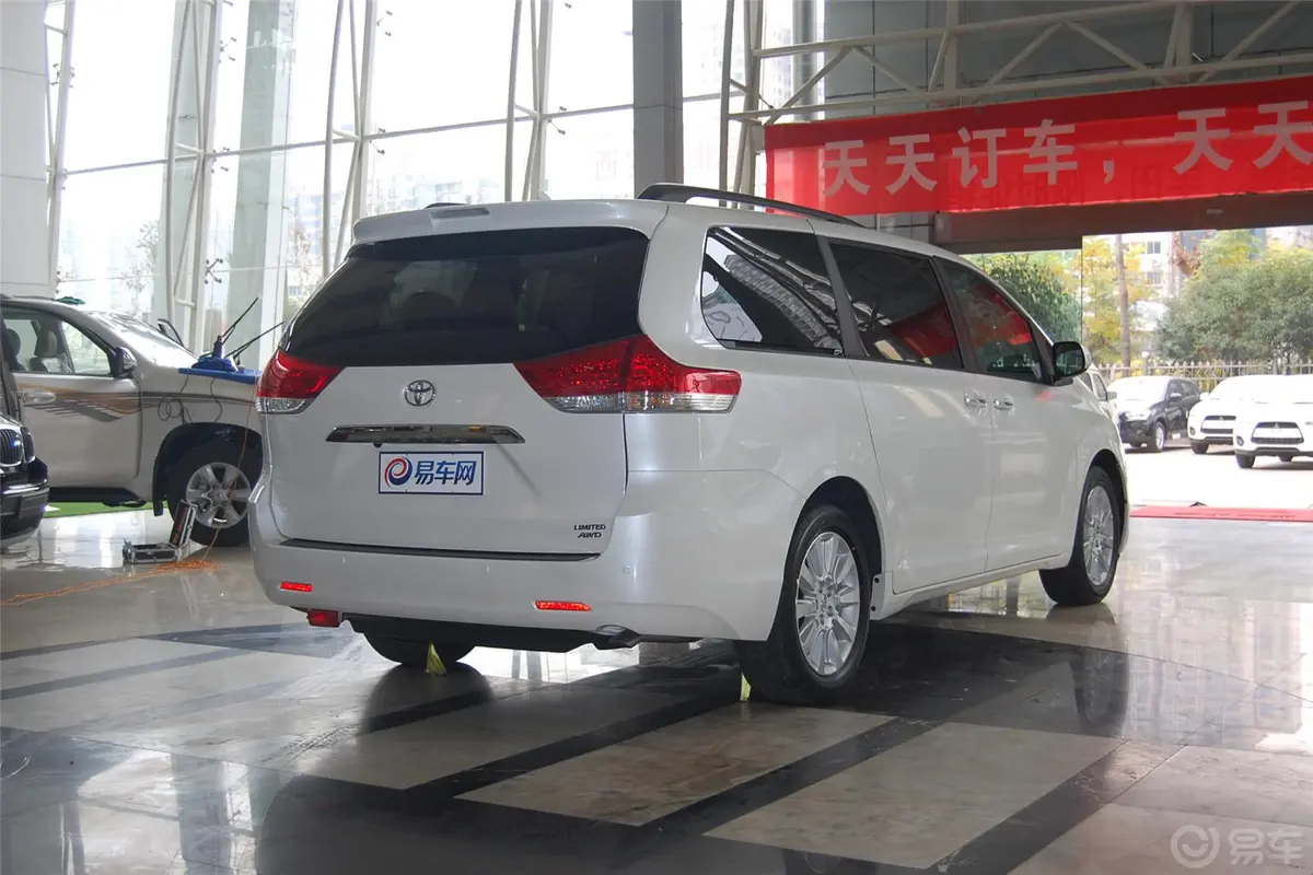 Sienna3.5L 自动 四驱 限量版侧后45度车头向右水平