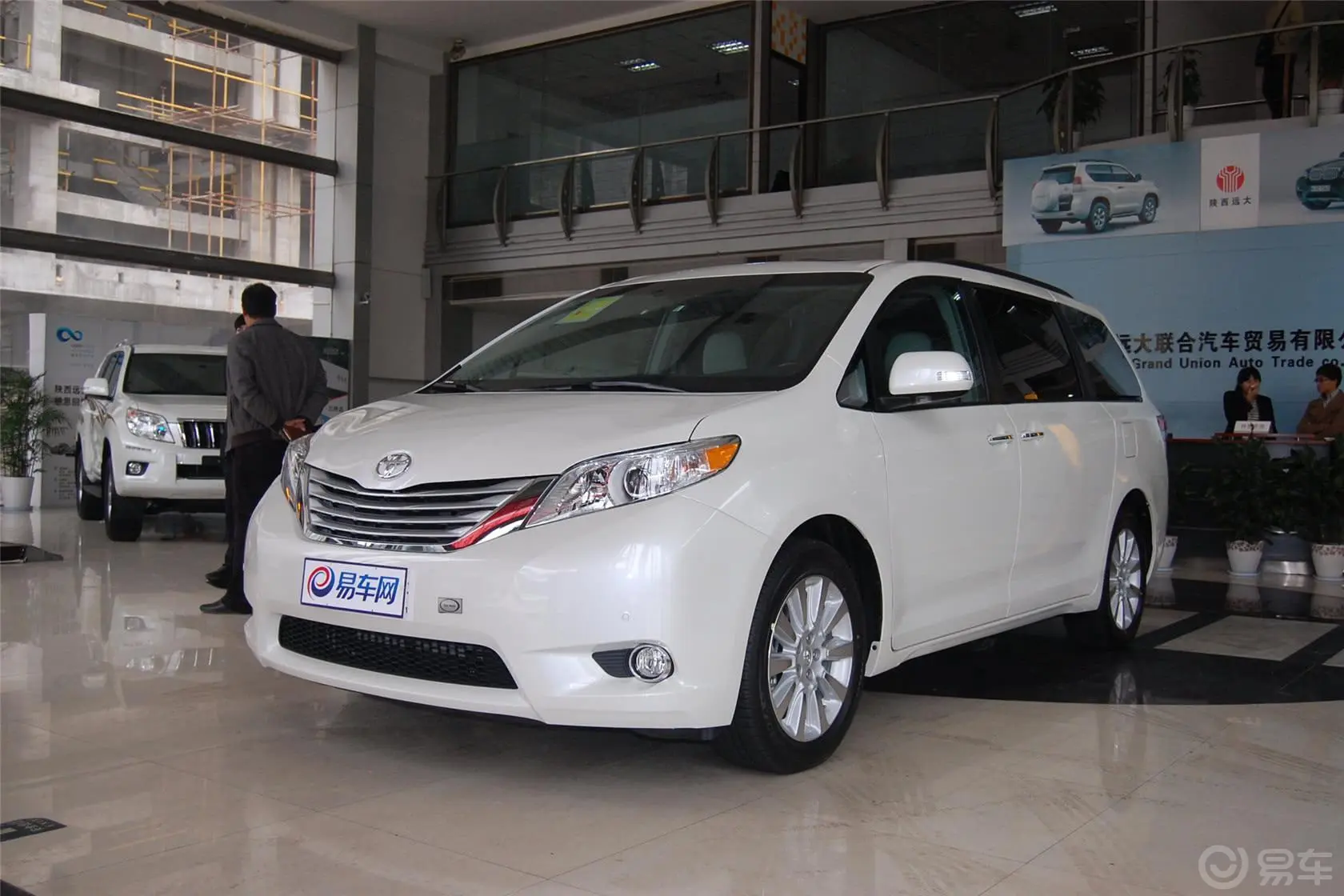 Sienna3.5L 自动 四驱 限量版侧前45度车头向左水平