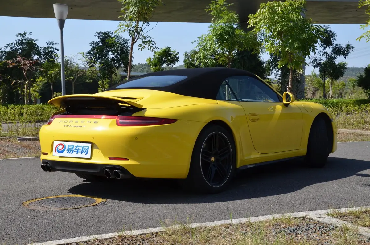 保时捷911Carrera 4 Cabriolet 3.4L侧后45度车头向右水平