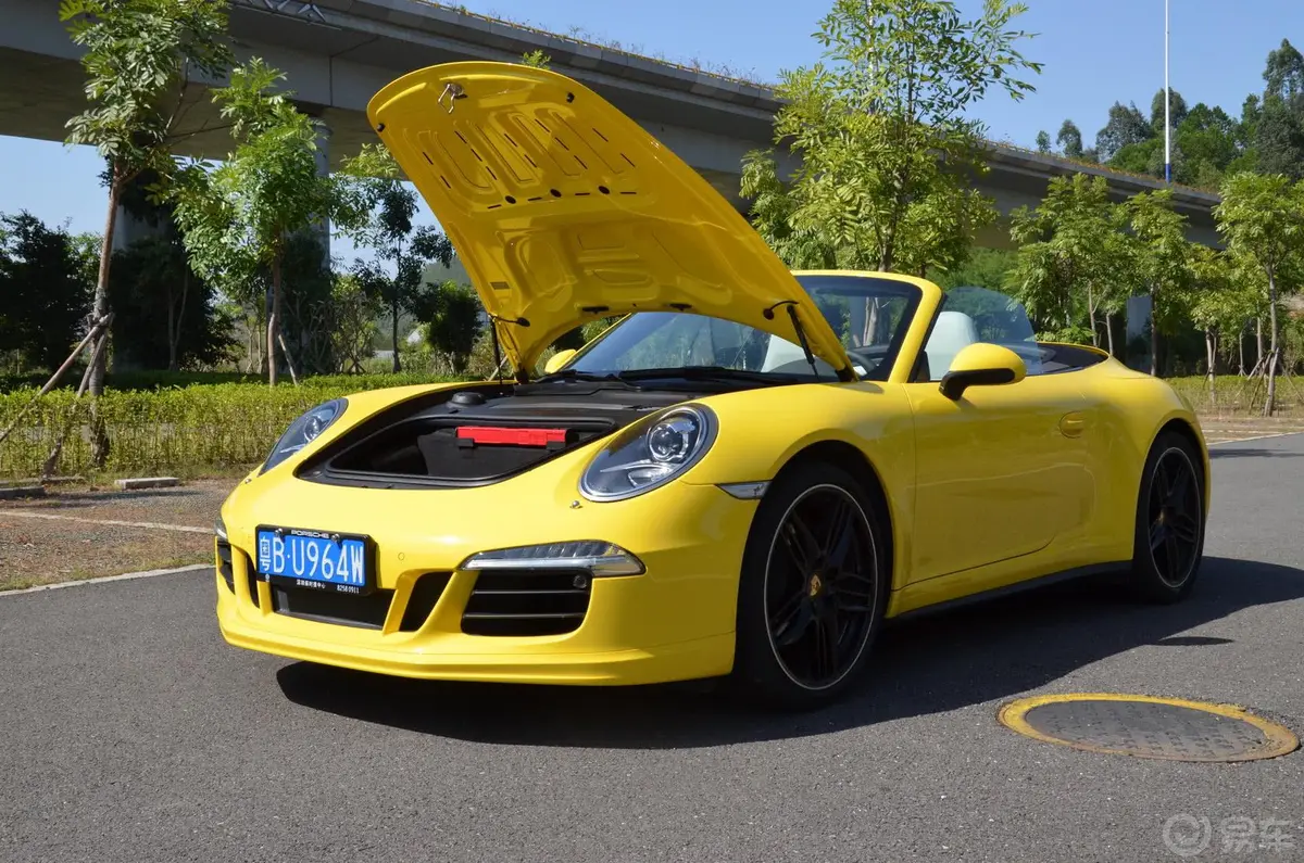 保时捷911Carrera 4 Cabriolet 3.4L行李厢开口范围