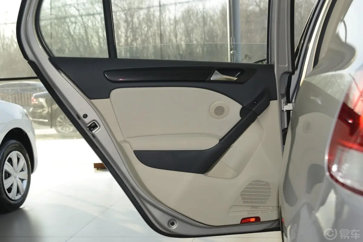 高尔夫1.4TSI 自动舒适型驾驶员侧车门内门板