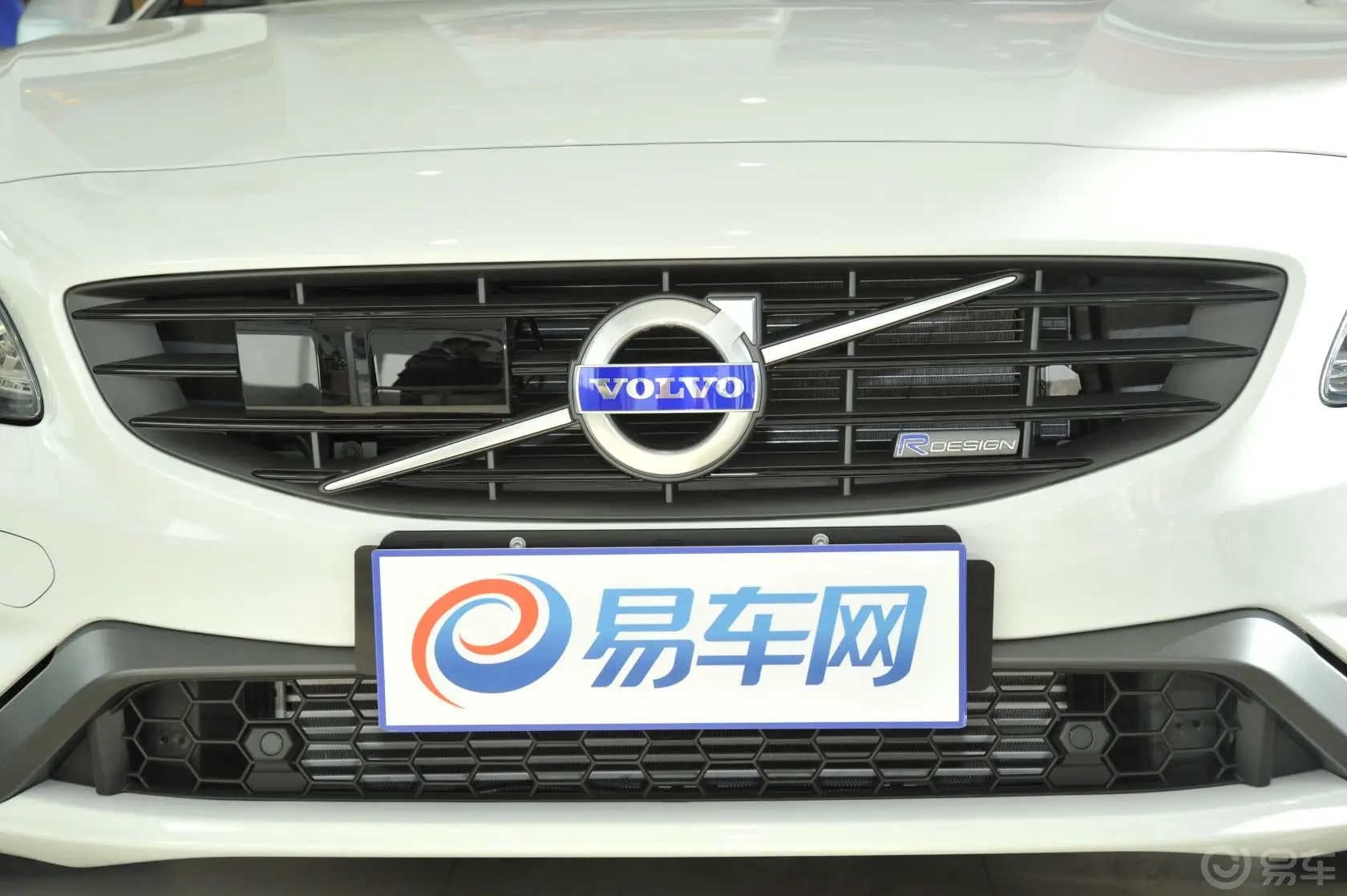 沃尔沃V60T6 AWD 个性运动版前格栅侧俯拍