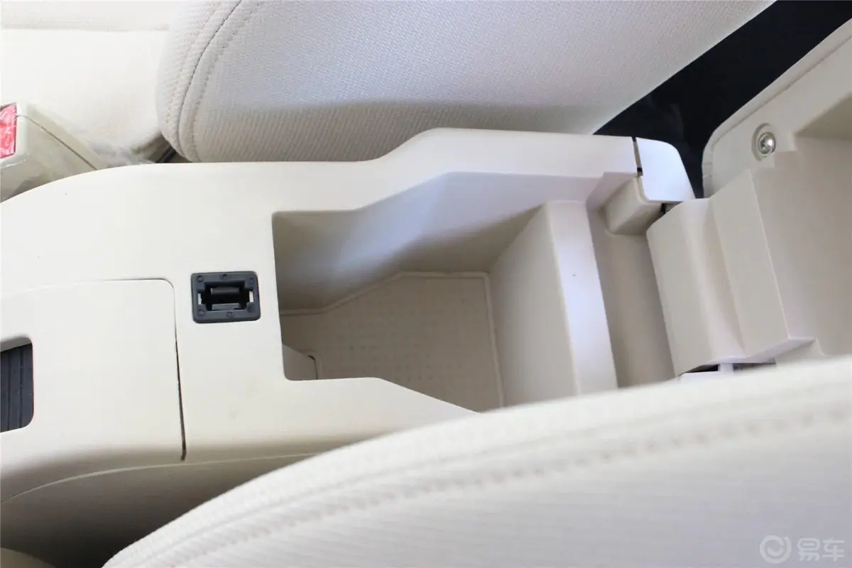 骏捷FSV1.5L 手动 华贵型前排中央扶手箱空间