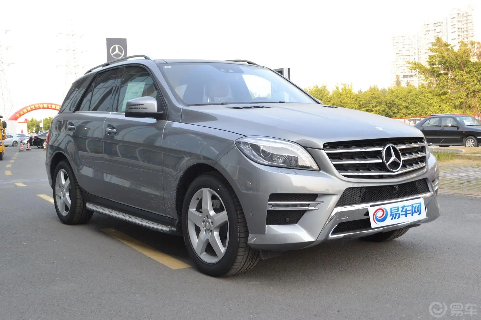 奔驰M级ML400 4MATIC 豪华型侧前45度车头向右水平