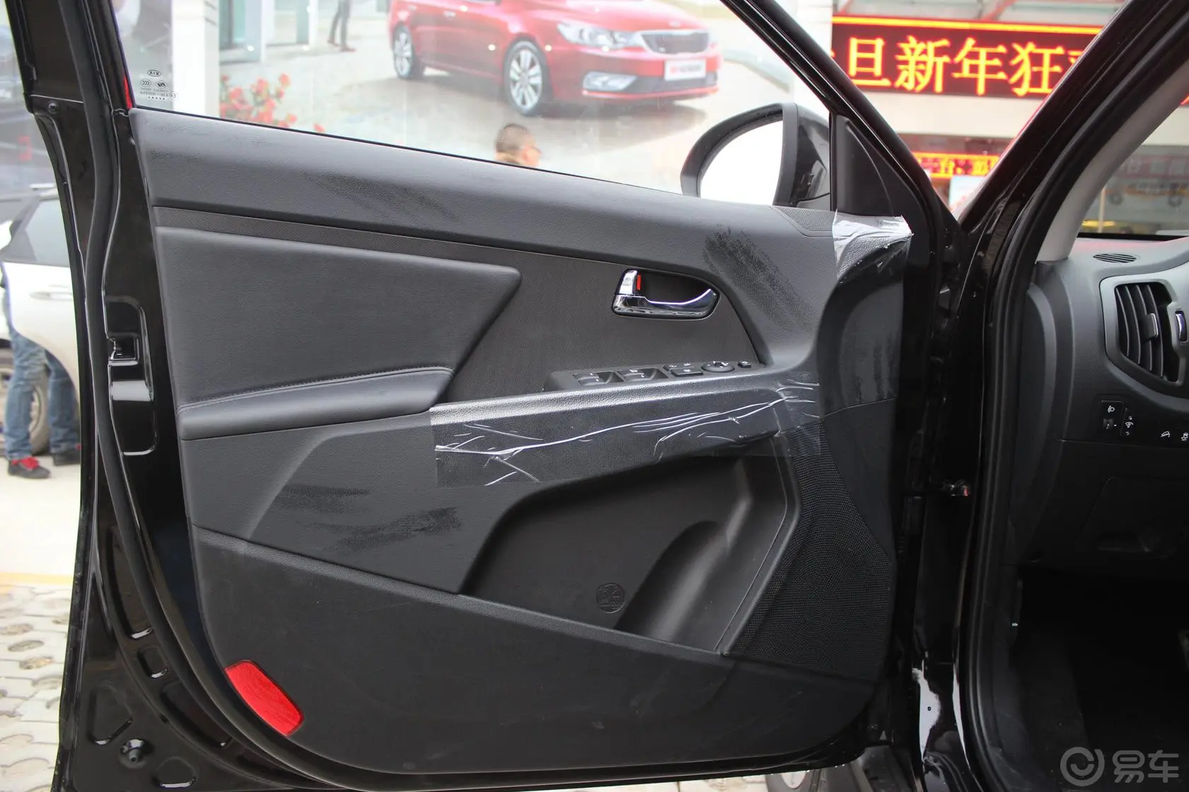 智跑2.0L 自动 两驱 Premium驾驶员侧车门内门板