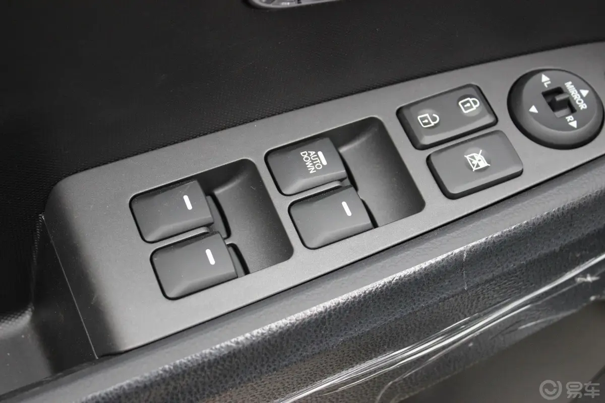 智跑2.0L 自动 两驱 Premium车窗升降键