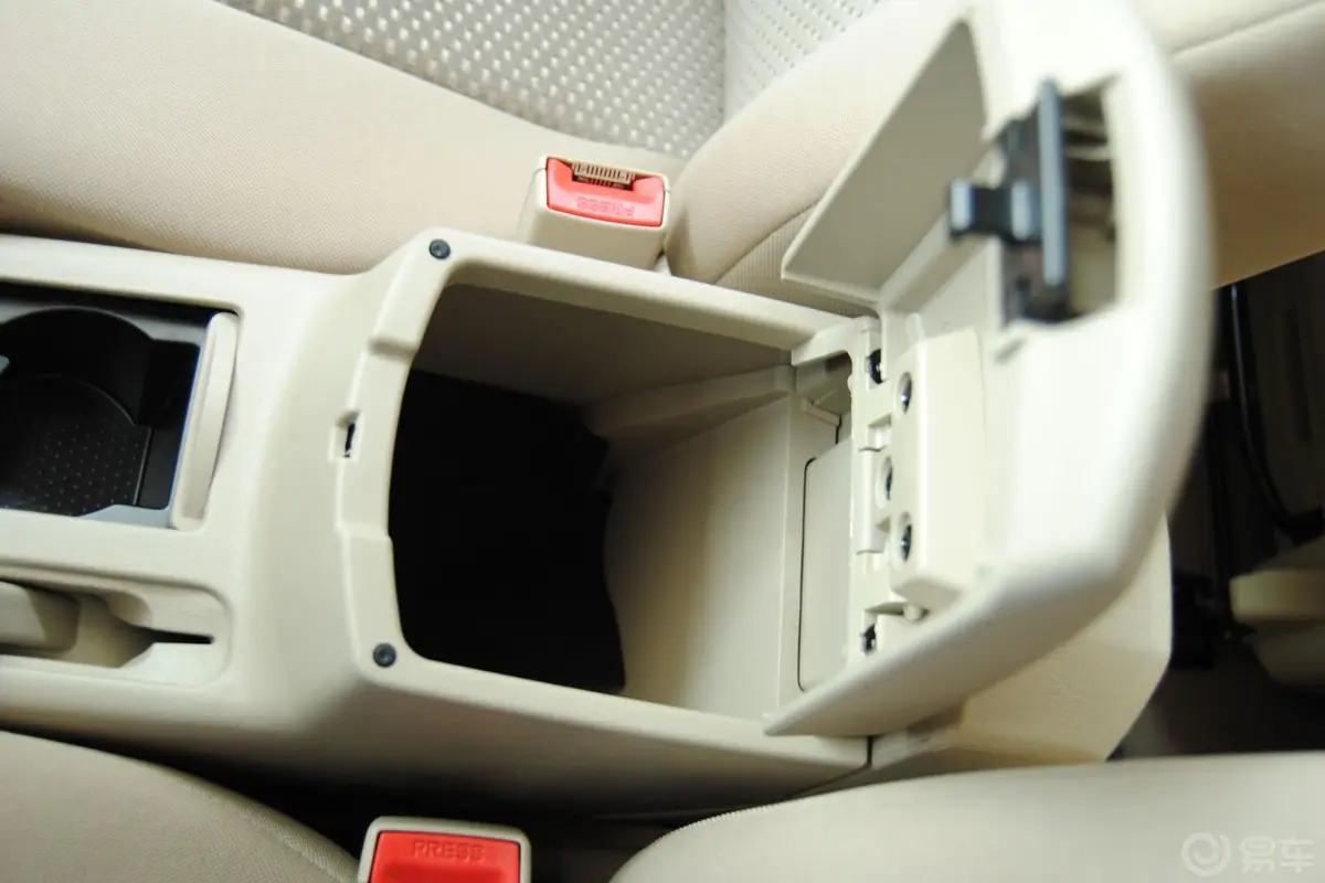瑞虎经典版 1.6L 手动 舒适型前排中央扶手箱空间